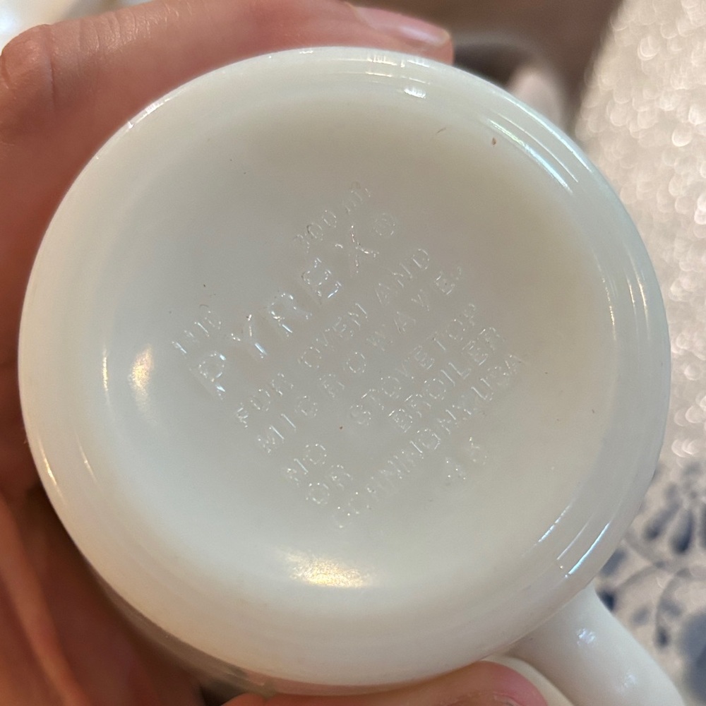 Pyrex Butterfly Gold Mug - Picture 2 of 3